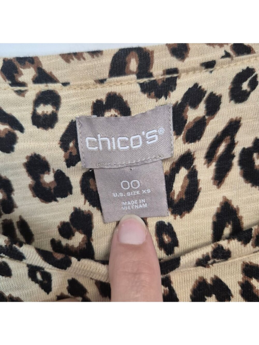Chicos Leopard Print 3/4 Sleeve Top XS 00 Beige & Black Lightweight Cotton Blend - Picture 2 of 6